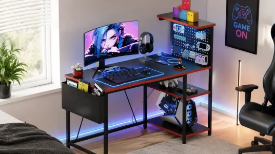 Mesa de juegos Xyphren con panel perforado, enchufe y estantes ajustables para esquinas