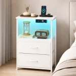 Mesitas de noche Coleshome con enchufe, 2 puertos USB y luces LED, incluye 2 cajones de tela y espacio de almacenamiento