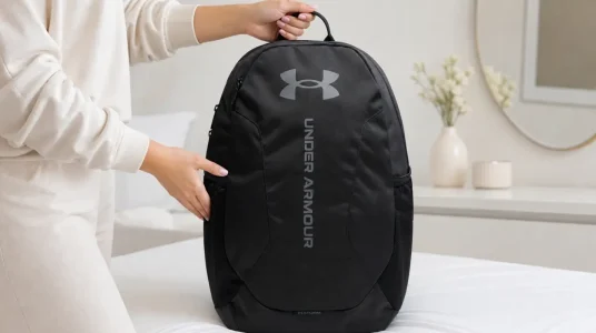 Mochila UA Hustle Lite con tecnología resistente al agua y funda para portátil