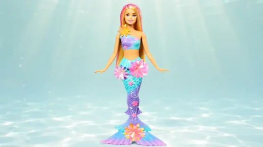 Barbie Muñeca sirena con flores mágicas que florecen, cola degradada y diadema de perlas