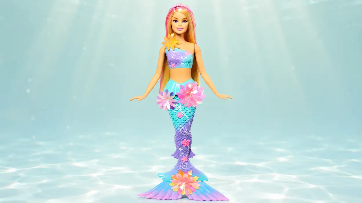 Muñeca Barbie sirena con flores mágicas y diadema de perlas