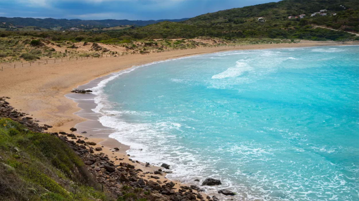 Vive el otoño muy cerca de la playa en Menorca y en un apartahotel de 4* 