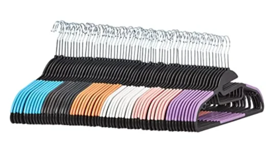 Pack de 60 perchas Amazon Basics antideslizantes con 10 pinzas