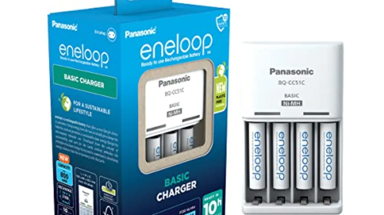 Cargador Panasonic Eneloop para pilas AA y AAA con 4 pilas recargables AAA
