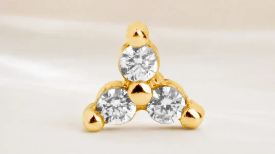 Pendiente suelto Trébol de Singularu en plata de ley 925 y baño de oro de 18 kt para mujer