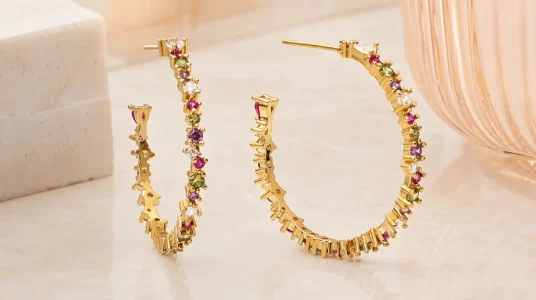 Pendientes Estellar Colors L de Singularu: aro grande en latón con baño de oro 18kt y circonitas de colores