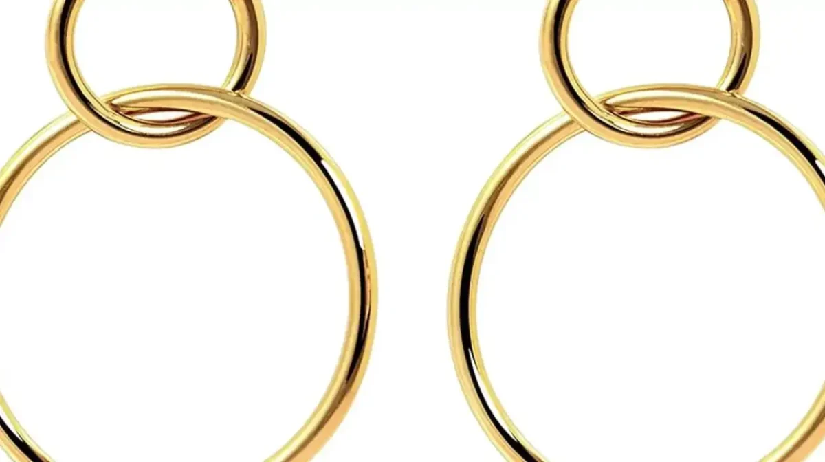 Combina como quieras estos pendientes Singularu Sister con acabado en baño de oro rebajados