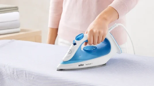 Plancha de vapor Braun TexStyle 1 SI1029BL con suela antiadherente y punta de precisión