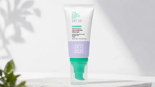 Protector solar facial 3INA SPF50 con ácido hialurónico, alta protección UVA-UVB y luz azul, vegano y libre de crueldad