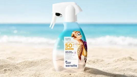 Protector solar infantil Sensilis en spray SPF50+ de 200 ml, calma y protege la piel