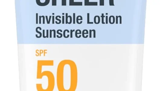 Protector solar Neutrogena Ultra Sheer, loción corporal hidratante SPF50 invisible y resistente al agua