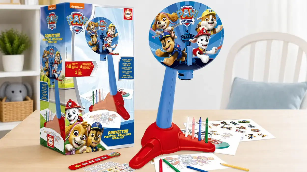Proyector de dibujos Patrulla Canina para niños con 40 diapositivas, ceras de colores y lápiz de Educa