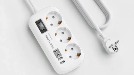 Regleta de enchufes con 3 tomas y 4 puertos USB