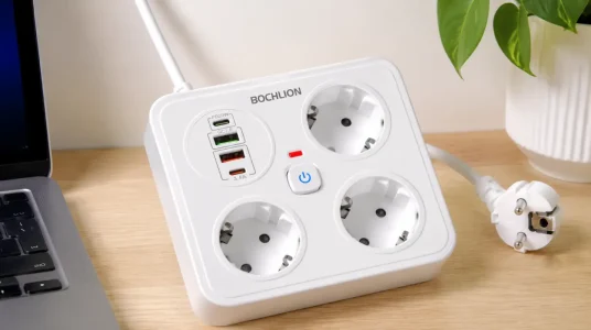 Regleta BOCHLION: 3 enchufes y 4 USB para carga rápida con protección