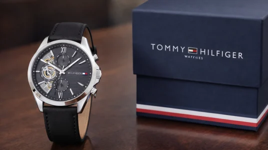 reloj analógico multifunción Tommy Hilfiger con correa de malla