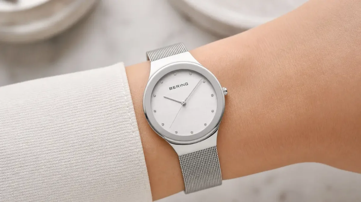 Reloj de cuarzo BERING para mujer con caja de acero inoxidable y estilo minimalista danés