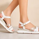Sandalia de cuña Geox D Elowynne A para mujer en color blanco y dorado