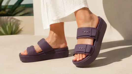 Sandalias Crocs Brooklyn Buckle Low Wedge