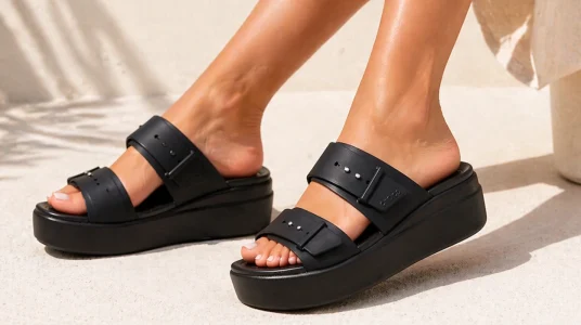 sandalias-crocs-brooklyn-buckle-low-wedge