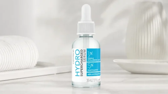 Sérum facial Catrice Hydro Supercharged hidratante y suavizante de 30 ml