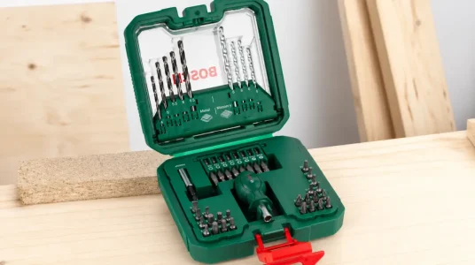 Set compacto Bosch con 42 + 1 piezas para atornillar y taladrar