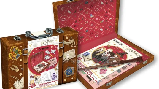 Set mágico Crayola Harry Potter: estuche creativo con hojas, pegatinas y varita para niños