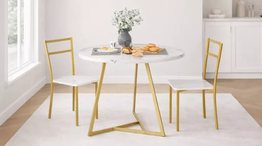 Set de mesa redonda y sillas Garvee con estructura dorada y superficie de mármol blanco