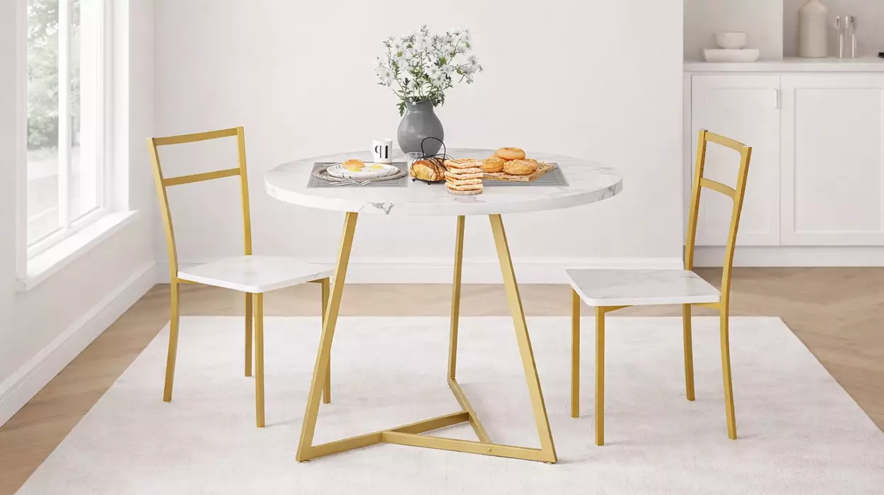 Set de mesa redonda y sillas Garvee con estructura dorada y superficie de mármol blanco