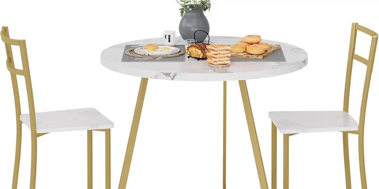 Set de mesa redonda y sillas Garvee con estructura dorada y superficie de mármol blanco