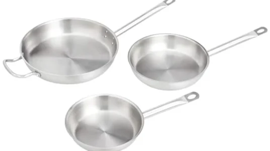 Juego de 3 sartenes Amazon Basics de acero inoxidable y aluminio, aptas para horno y lavavajillas