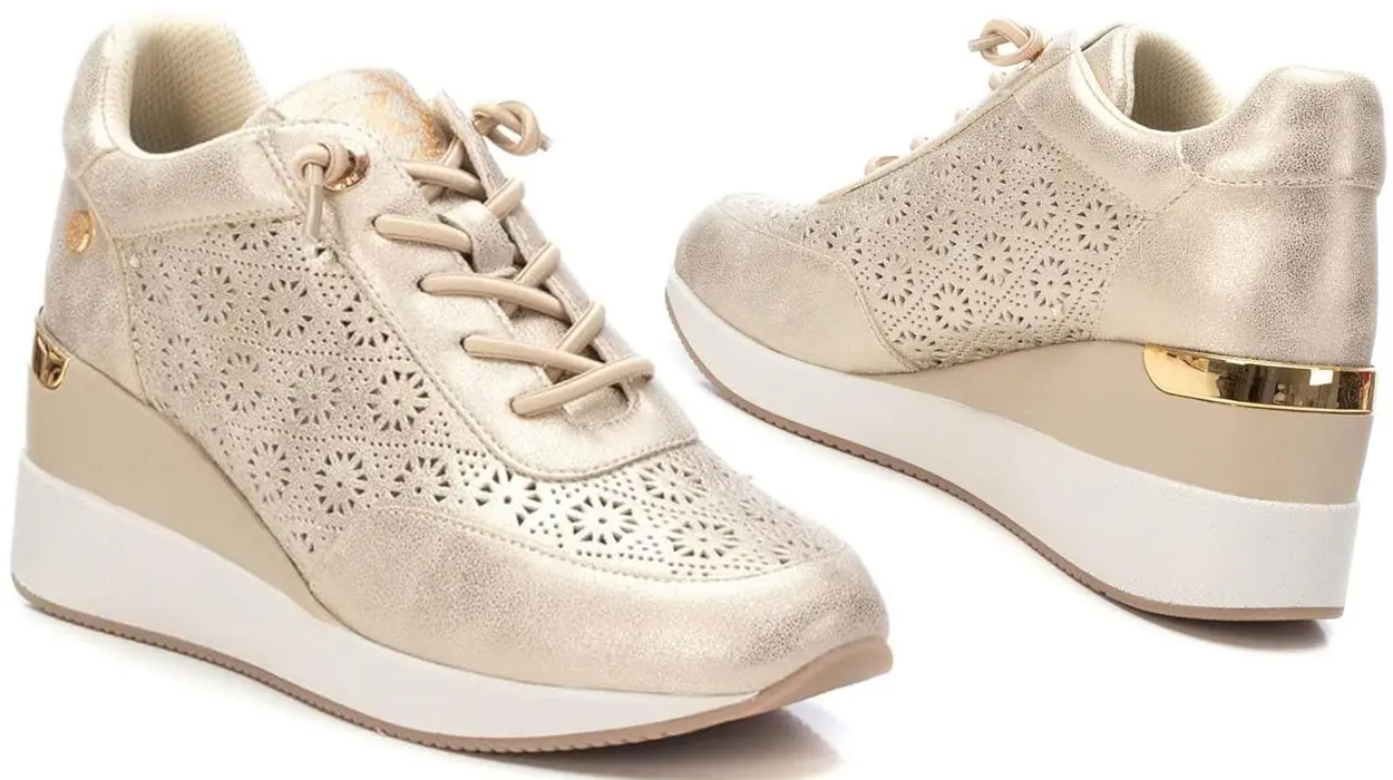 Zapatillas con cuña Xti 143776 Oro para mujer baratas