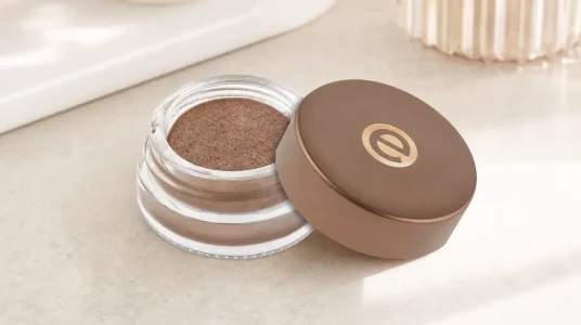 Sombra de ojos essence en crema de 5 g, modulable y de larga duración