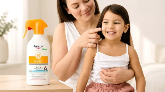 Spray protector solar Eucerin Sun Kids Sensitive Protect FPS50+ resistente al agua para niños