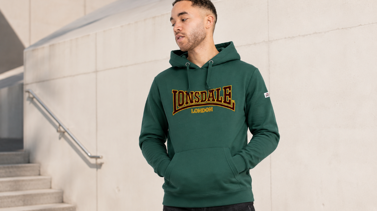 Dale un toque de color a tu look con esta sudadera verde de Lonsdale