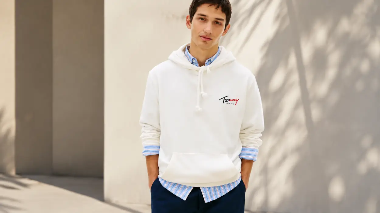 Sudadera Tommy Jeans Entry Sign con capucha y bolsillo canguro para hombre