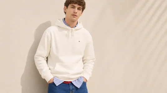Sudadera Tommy Jeans para hombre Regular Fit Flag Fleece con capucha en color marfil