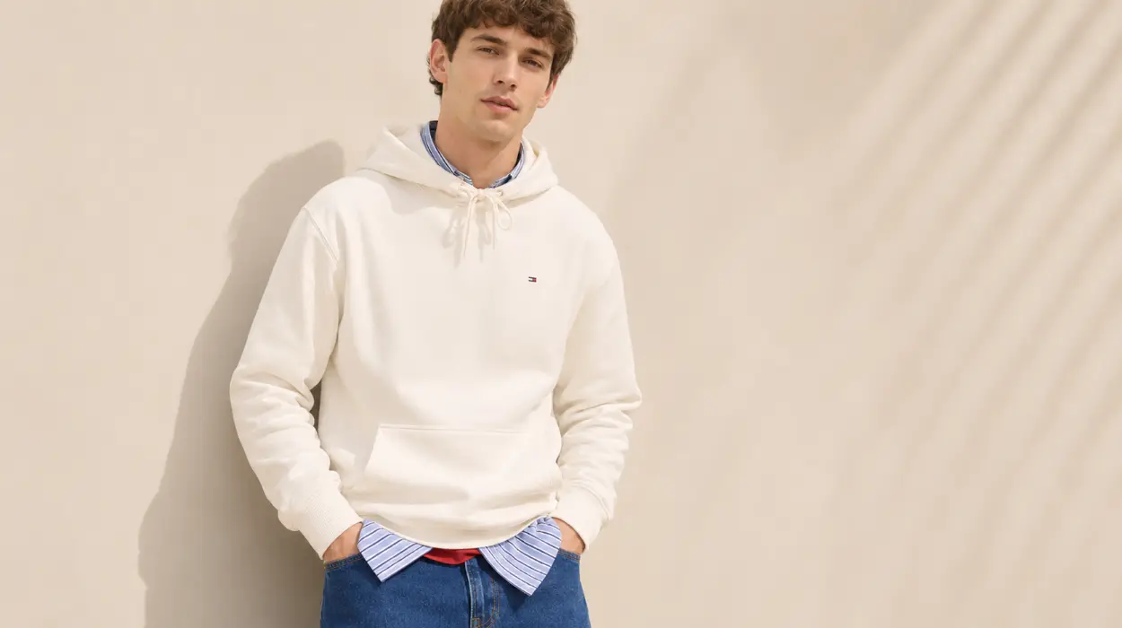 Sudadera Tommy Jeans para hombre Regular Fit Flag Fleece con capucha en color marfil