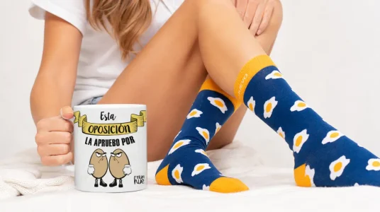 Taza y trío de calcetines mundohuevo personalizados: Esta oposición la apruebo por huevos