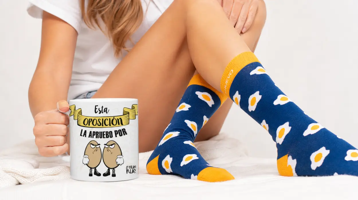 Taza y trío de calcetines mundohuevo personalizados para animar y sonreír