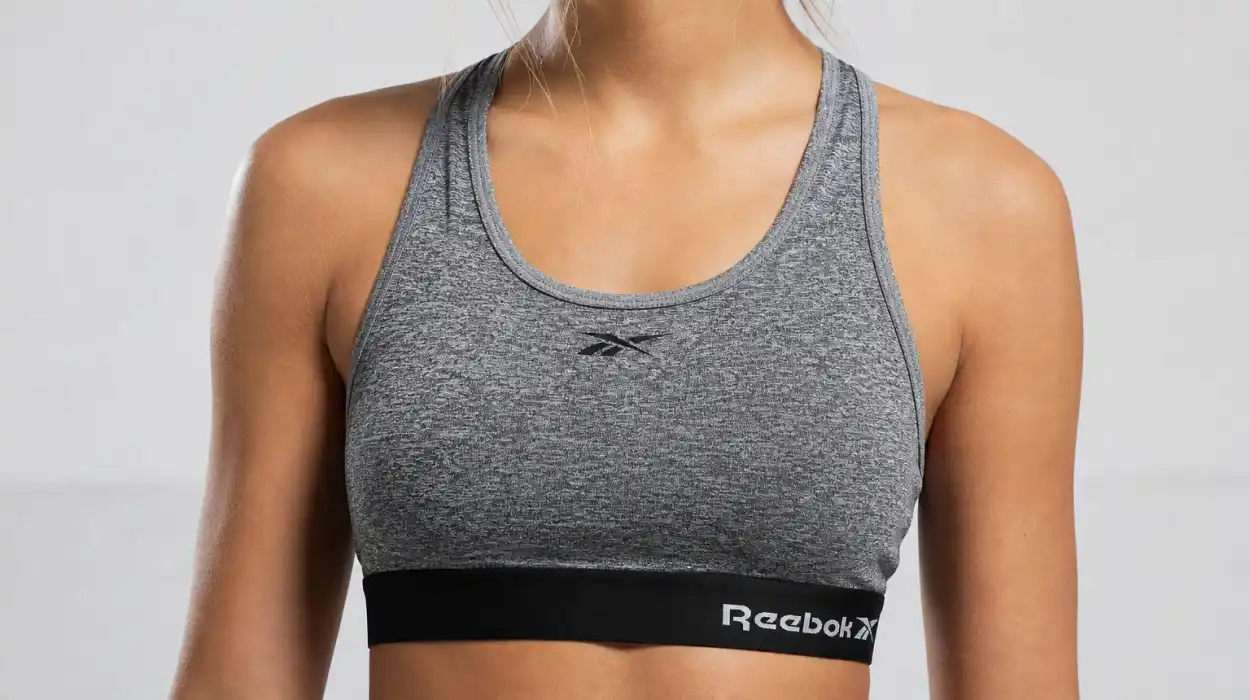 Top deportivo corto Reebok con aros y espalda racer para mujer