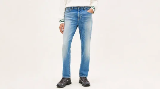 Vaqueros Tommy Jeans Austin Slim Tapered Fit para hombre, diseño entallado y cómodo