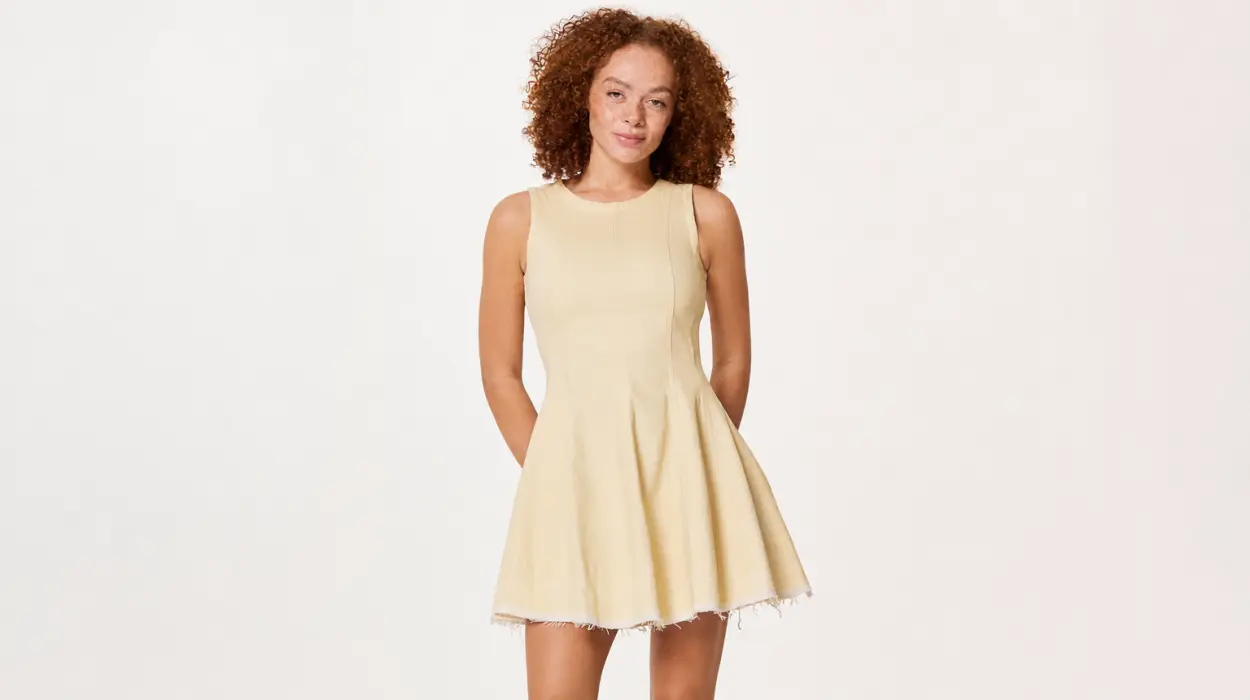 Vestido corto de mezclilla Amazon Essentials ajustado y acampanado para mujer