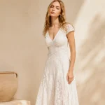 Vestido midi con cuello en V y encaje