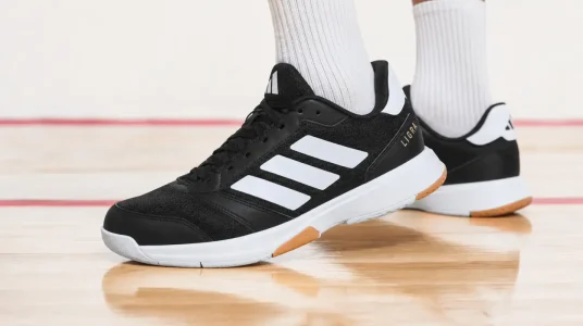 Zapatillas Adidas Ligra 8 Hombre para interior en color negro y blanco