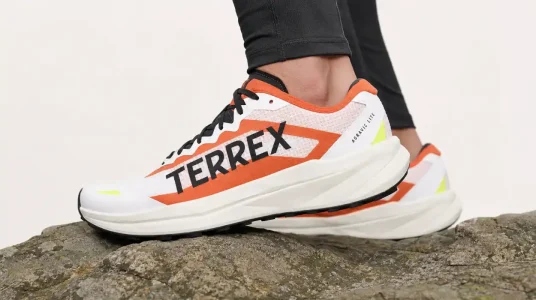 Zapatillas de hombre Adidas Terrex Agravic Lite en blanco, negro y naranja