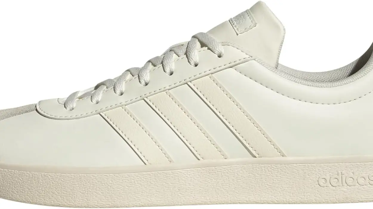 Dale un toque clásico a tu look con estas Zapatillas Adidas VL Court Base en blanco crema para hombre