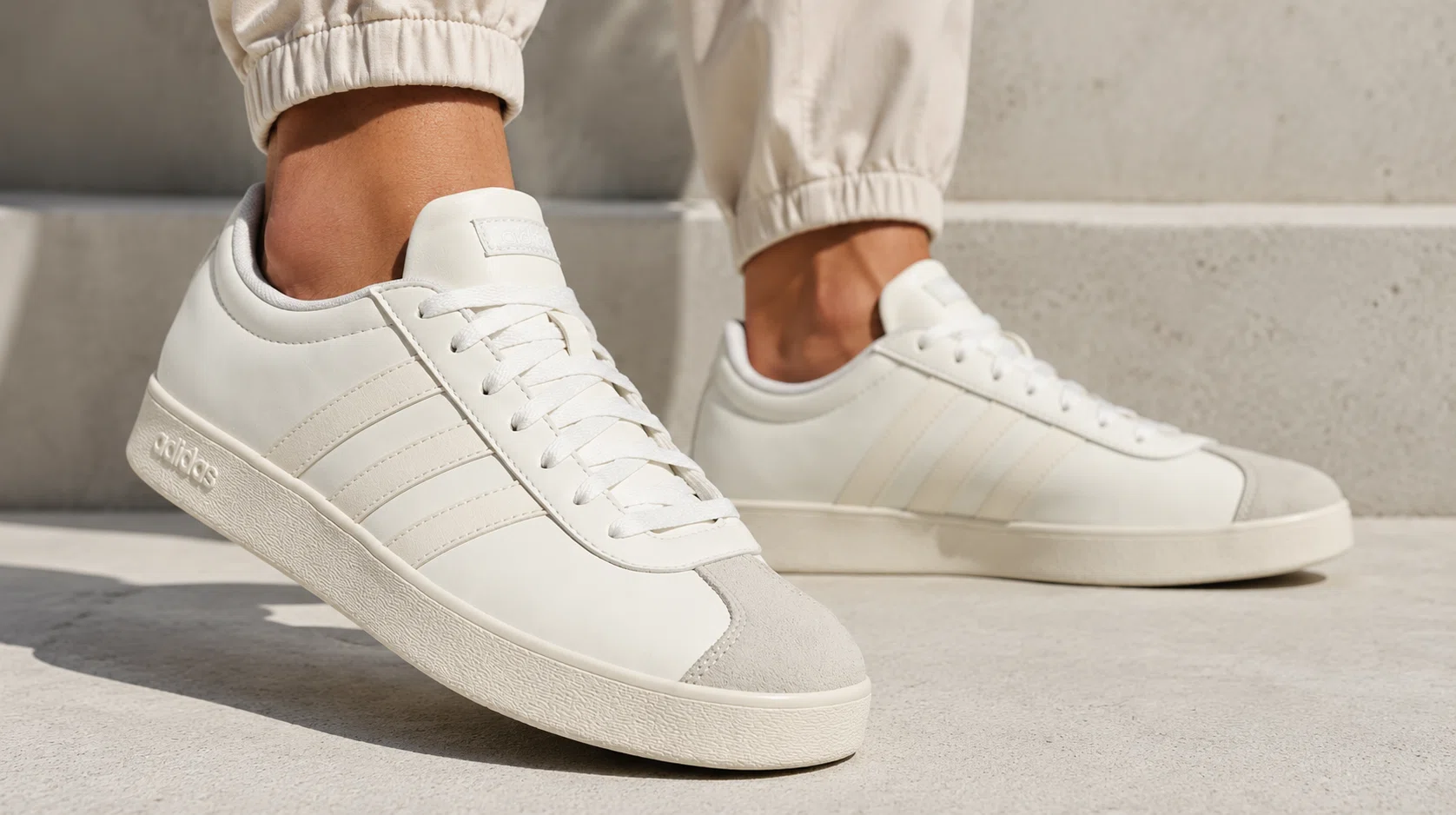zapatillas Adidas VL Court Base en blanco crema