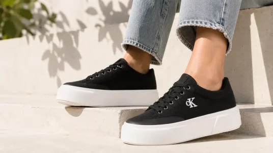 Zapatillas Calvin Klein de lona con cordones para mujer, negras