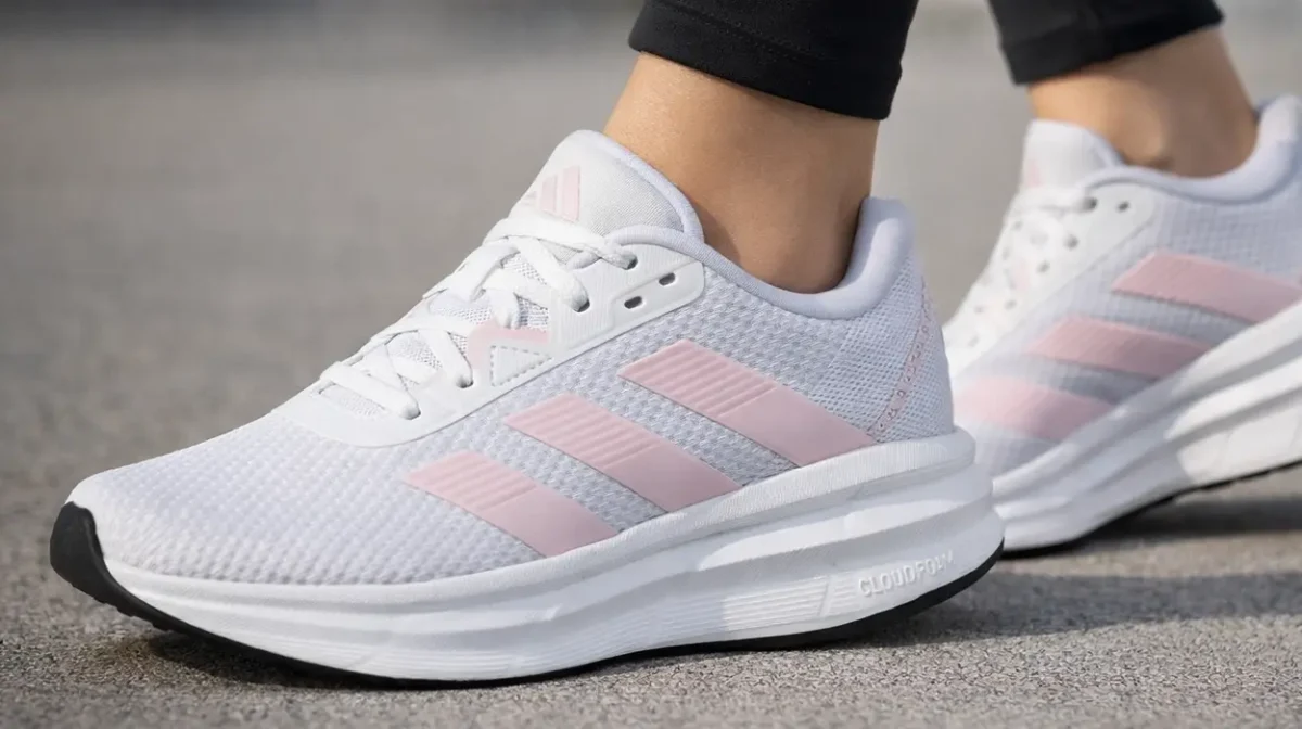 Entrena, corre o anda con la comodidad y el rendimiento de las Adidas Galaxy 7 para mujer