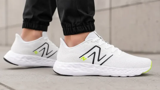 Zapatillas New Balance 411 con malla transpirable y suela de goma